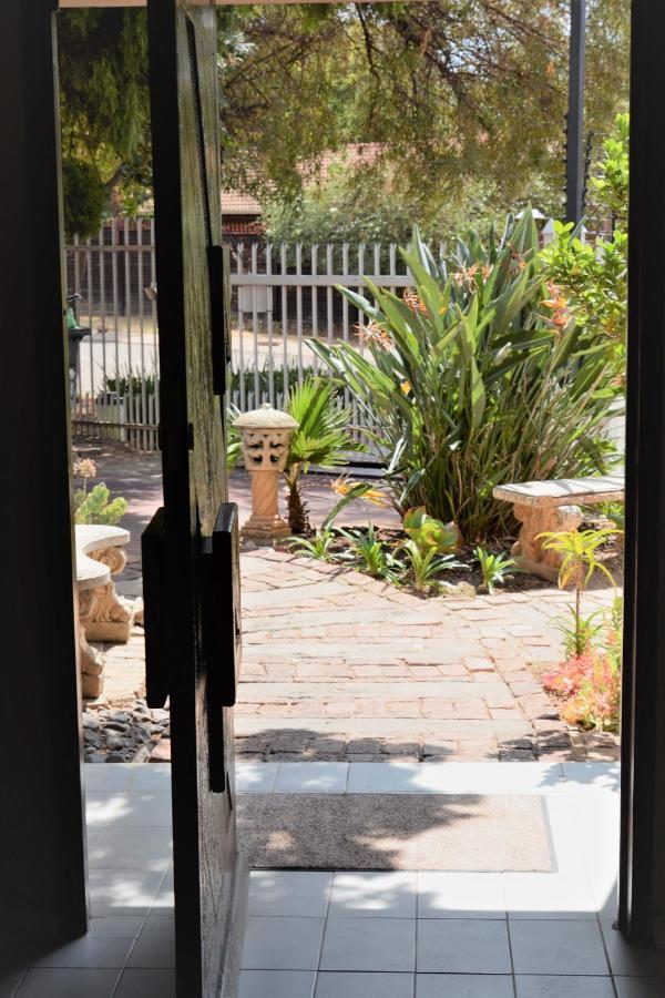 Pta East Guest House Pretoria-Noord Exteriör bild