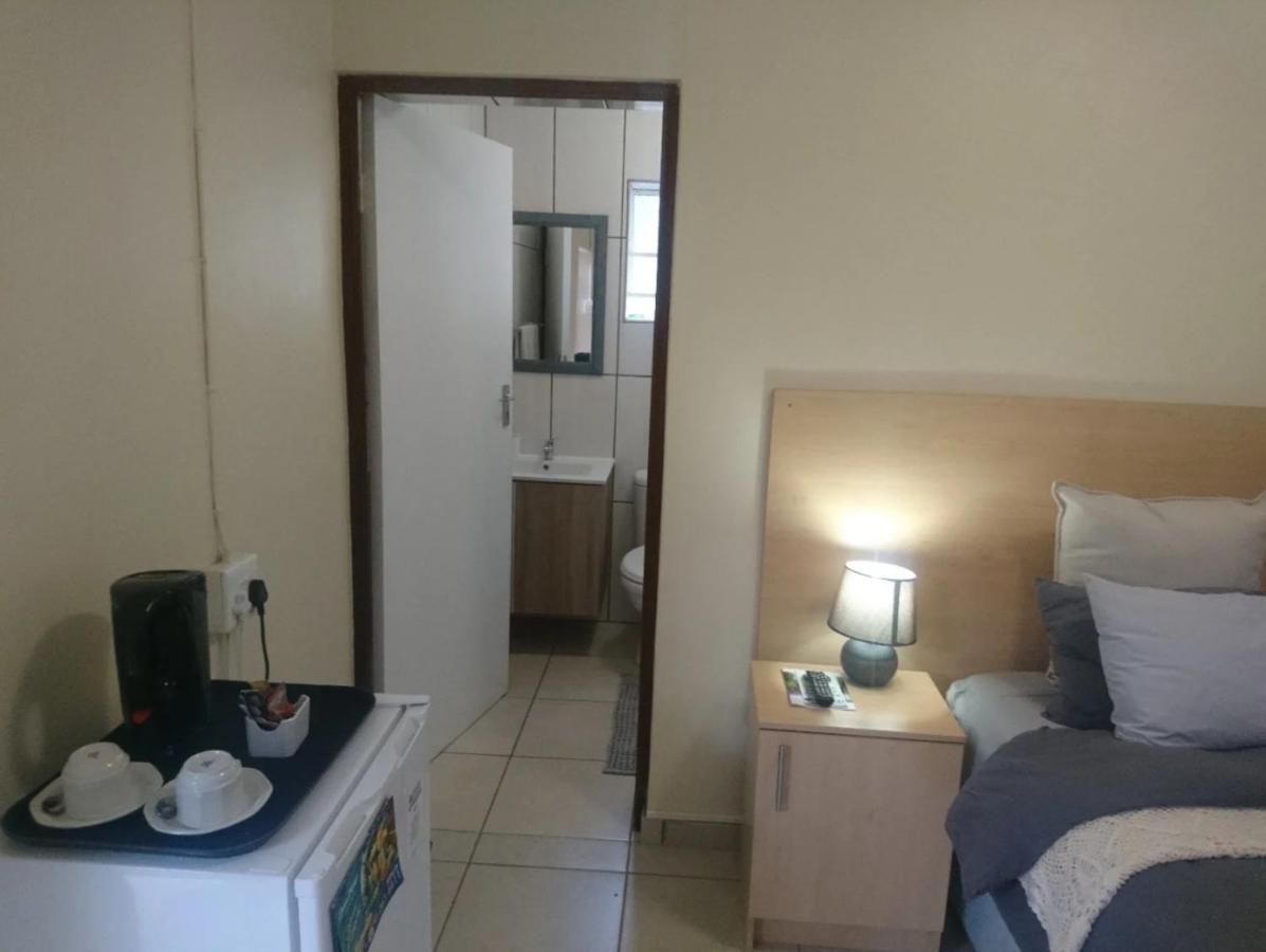 Pta East Guest House Pretoria-Noord Exteriör bild