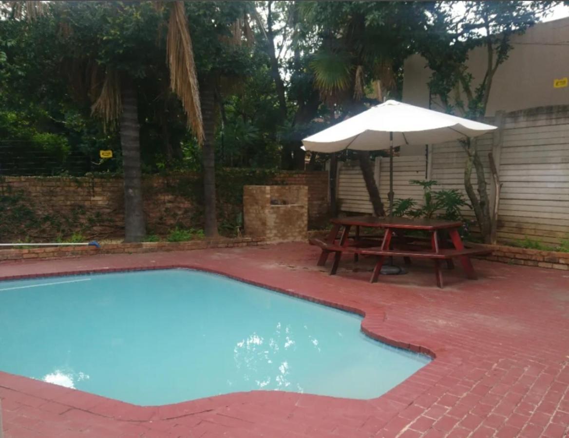 Pta East Guest House Pretoria-Noord Exteriör bild
