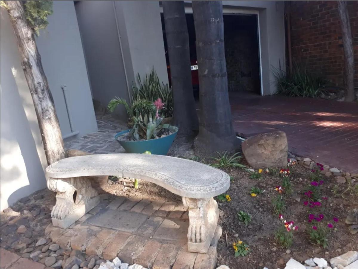 Pta East Guest House Pretoria-Noord Exteriör bild